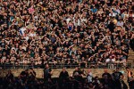 Von der ersten Sekunde an sind die Fans am Start: Bruce Dickinson und Band zuhause im dicken B., Berlin, Waldbühne, 2025 | © laut.de (Fotograf: Rainer Keuenhof)