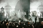 Die Sturmhaube mit pinken Lockenwicklern sitzt., Uber Arena Berlin, 2026 | © laut.de (Fotograf: Désirée Pezzetta)