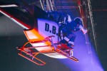 Die Sturmhaube mit pinken Lockenwicklern sitzt., Uber Arena Berlin, 2026 | © laut.de (Fotograf: Désirée Pezzetta)