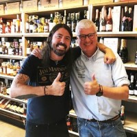 Foo Fighters – Dave Grohl gibt Fans Wein aus