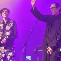 Konzert-Review – Sparks in der Synthie-Sauna
