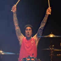 Blink-182 – Travis Barkers neuer Solosong "Dues Paid"