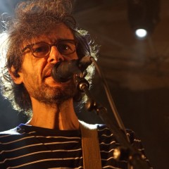 ... um Sänger Markus Acher ...