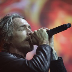 Brandon Boyd mit geschlossenen Augen.
