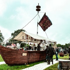 Ein Schiff legt an in Wacken.