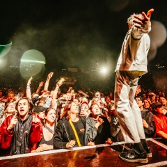 Kraftklub und Fans.