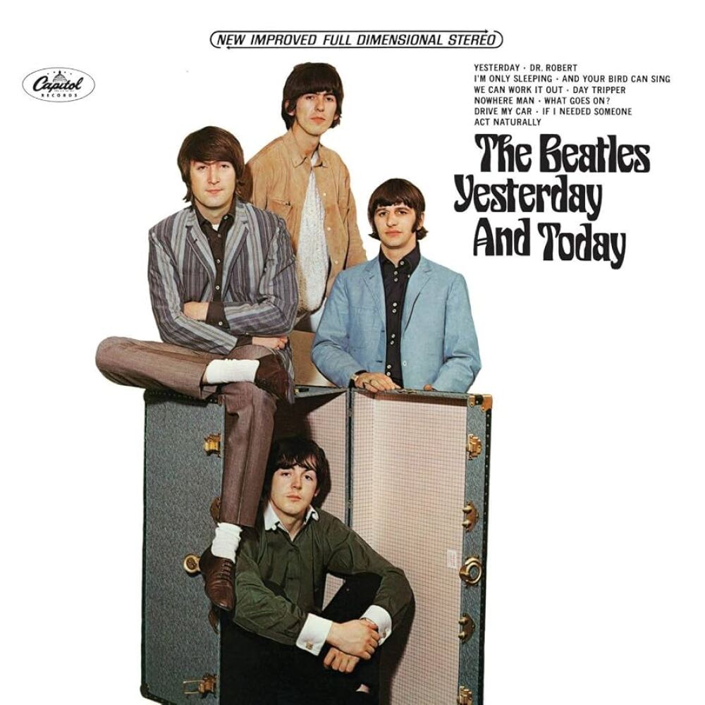Das alternative Artwork zeigt die Beatles, adrett angezogen, mit einem Überseekoffer.
